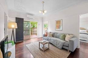 Quiet & Bright Art Deco Apartment by New Farm Park